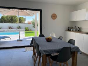 Villa neuve 5 Etoiles avec piscine chauffée, à 900m des plages