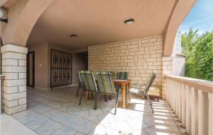 Awesome Apartment In Grebastica With 2 Bedrooms And Wifi