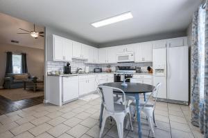 Welcome To This 4BR Getaway Near LakePoint Sports