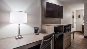 King Room with Mobility Accessible Roll-In Shower room in SureStay Hotel by Best Western Findlay
