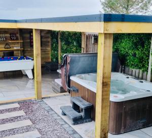 Hazells Lodge Farm Stay Sleeps 2 Undercover Hottub and Pool Table