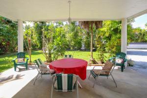 2 minute walk to Beach & Pool - Casual 2-Bed House home by Bluescape