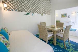 2 minute walk to Beach & Pool - Casual 2-Bed House home by Bluescape