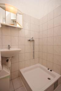 Apartments by the sea Podaca, Makarska - 6752