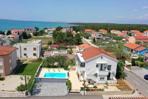 Family friendly apartments with a swimming pool Vrsi - Mulo, Zadar - 20732