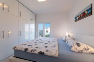 Family friendly apartments with a swimming pool Vrsi - Mulo, Zadar - 20732