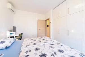 Family friendly apartments with a swimming pool Vrsi - Mulo, Zadar - 20732