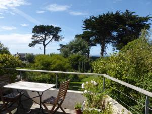 Appartements Holiday flat with sea and garden view, just 400m from the beach in Port-Blanc : Appartement 1 Chambre