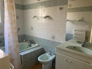 Maison lumineuse avec jardin, 3 ch., proche centre de Céret, jusquà 6 pers., animaux bienvenus - FR-1-703-49