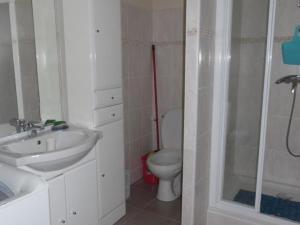 Charmant F2 avec balcon et parking, proche cure et centre-ville – Amélie-les-Bains - FR-1-703-84