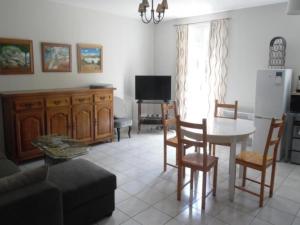 Confortable F3 avec balconterrasse en centre-ville, proximité cures, parking, ascenseur, pour 4 pers. - FR-1-703-88