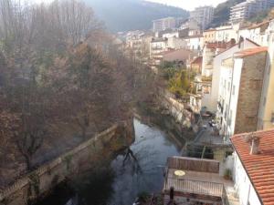 Confortable F3 avec balconterrasse en centre-ville, proximité cures, parking, ascenseur, pour 4 pers. - FR-1-703-88