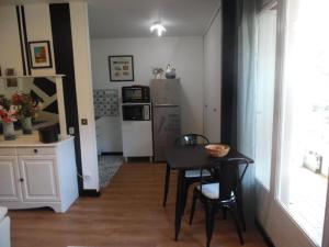 Studio confort avec balcon, clim, parking privé, à 50m des Thermes et 100m du centre, à Amélie-les-Bains - FR-1-703-59