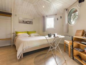 B&B / Chambres d'hotes Cabane perchee avec lit king-size, salle d'eau, kitchenette, TV, Wi-Fi et petit-dejeuner inclus - FR-1-306-1237 : photos des chambres