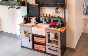 Maisons de vacances Awesome Home In Pardailhan With Kitchen : photos des chambres