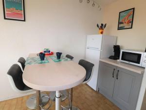 Studio Cabine avec Clim, Piscine, Ascenseur et Parking, Proche Plage et Commerces - FR-1-307-143