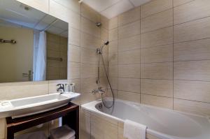 Hotels Hotel Croix des Bretons - Lourdes Pyrenees : photos des chambres