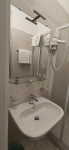 Triple Room room in Hotel Mistral