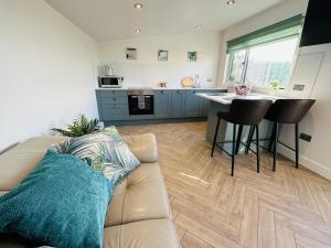 Hazells Lodge Farm Stay Sleeps 2 Undercover Hottub and Pool Table