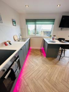 Hazells Lodge Farm Stay Sleeps 2 Undercover Hottub and Pool Table