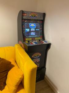 Lovely 3 bed with jacuzzi, close to airport, driveway, wifi