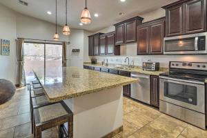 5 Mi to Lake Havasu Chic Home with Fire Pit!