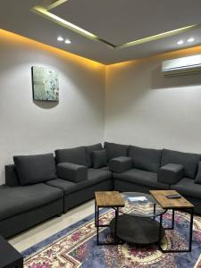 فيلا ثلاث طوابق وخمس غرف نوم