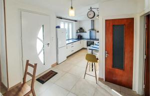 Maisons de vacances Awesome home in Plouguerneau with 4 Bedrooms and WiFi : photos des chambres