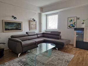 Fabulous family apartment, Beverly Hills Mall area