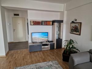 Fabulous family apartment, Beverly Hills Mall area