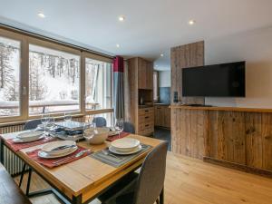 Appartement spacieux exposé Sud avec balcon, proche des pistes et commodités, Val-dIsère - FR-1-694-311