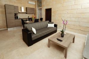 Classic 2BDR Designer Home! Close to Sea