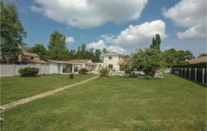 Maisons de vacances Stunning home in Saint-Vivien-de-Medoc with 4 Bedrooms and Outdoor swimming pool : photos des chambres