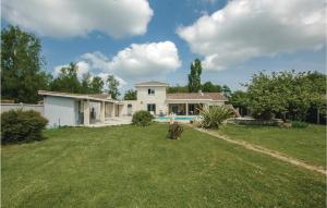 Maisons de vacances Stunning home in Saint-Vivien-de-Medoc with 4 Bedrooms and Outdoor swimming pool : photos des chambres