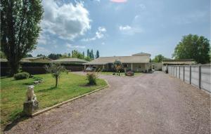 Maisons de vacances Stunning home in Saint-Vivien-de-Medoc with 4 Bedrooms and Outdoor swimming pool : photos des chambres