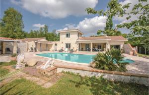 Stunning home in Saint-Vivien-de-Medoc with 4 Bedrooms and Outdoor swimming pool