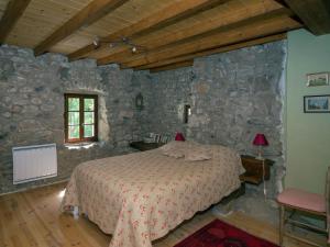 Villas Beautiful stone farmhouse in mountain forest setting : photos des chambres