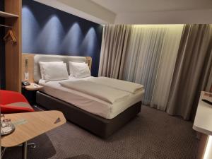 Standard Queen Room with Walk-In Shower room in Holiday Inn Express - Wiesbaden an IHG Hotel