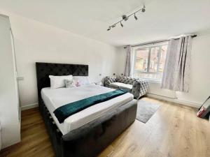 Lovely 2BR Suite in Bow, E3