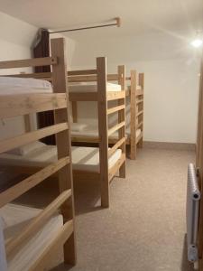 Maisons d'hotes L'Ermitage : Chambre Familiale - Vue sur Jardin
