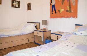 Maisons de vacances 5 Bedroom Pet Friendly Home In Eglise Neuve Dissac : photos des chambres