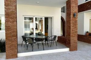 Spacious 1 Bedroom Apartment Near The Beach