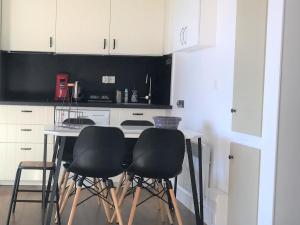 Appartement 3 pièces avec grande terrasse, climatisation, piscine et parking - FR-1-504-659