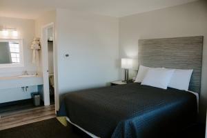 Queen Room room in Berlin Village Inn