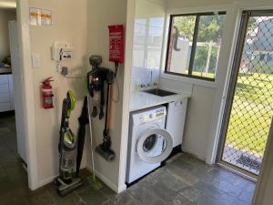 Jerilderie BNB-Pets-2BR House-86"TV