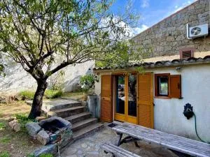Casa Jeannot typique Corse en pierre, Location de SAMEDI EN SAMEDI , 2 pers, f2, 35 m2, jardin 60m2 vue montagne, parking - 莫纳奇亚道勒内