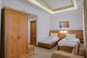 Twin Room with City View room in Hotel Boka