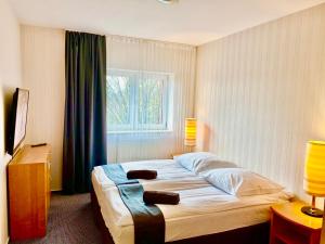 Słupsk forest PREMIUM HOTEL BUSINESS APARTAMENT M7 - Kaszubska street 18 - Wifi Netflix Smart TV50 - two bedrooms two extra large double beds - up to 6 people full - pleasure quality stay