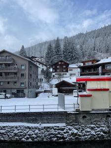 TOP LOCATION - Klosters center - 130m distance to ski lift Parsenn Gotschnabahn and railway station Klosters Platz - direct connection to Davos