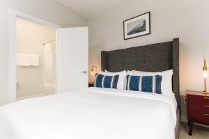 CozySuites Music Row Spacious 2BR with free parking 55